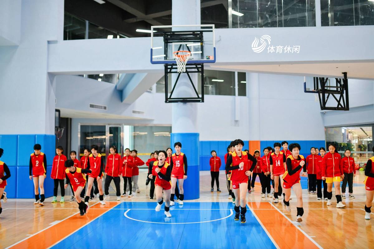 老年人打篮球时应如何进行适当的力量训练?_2